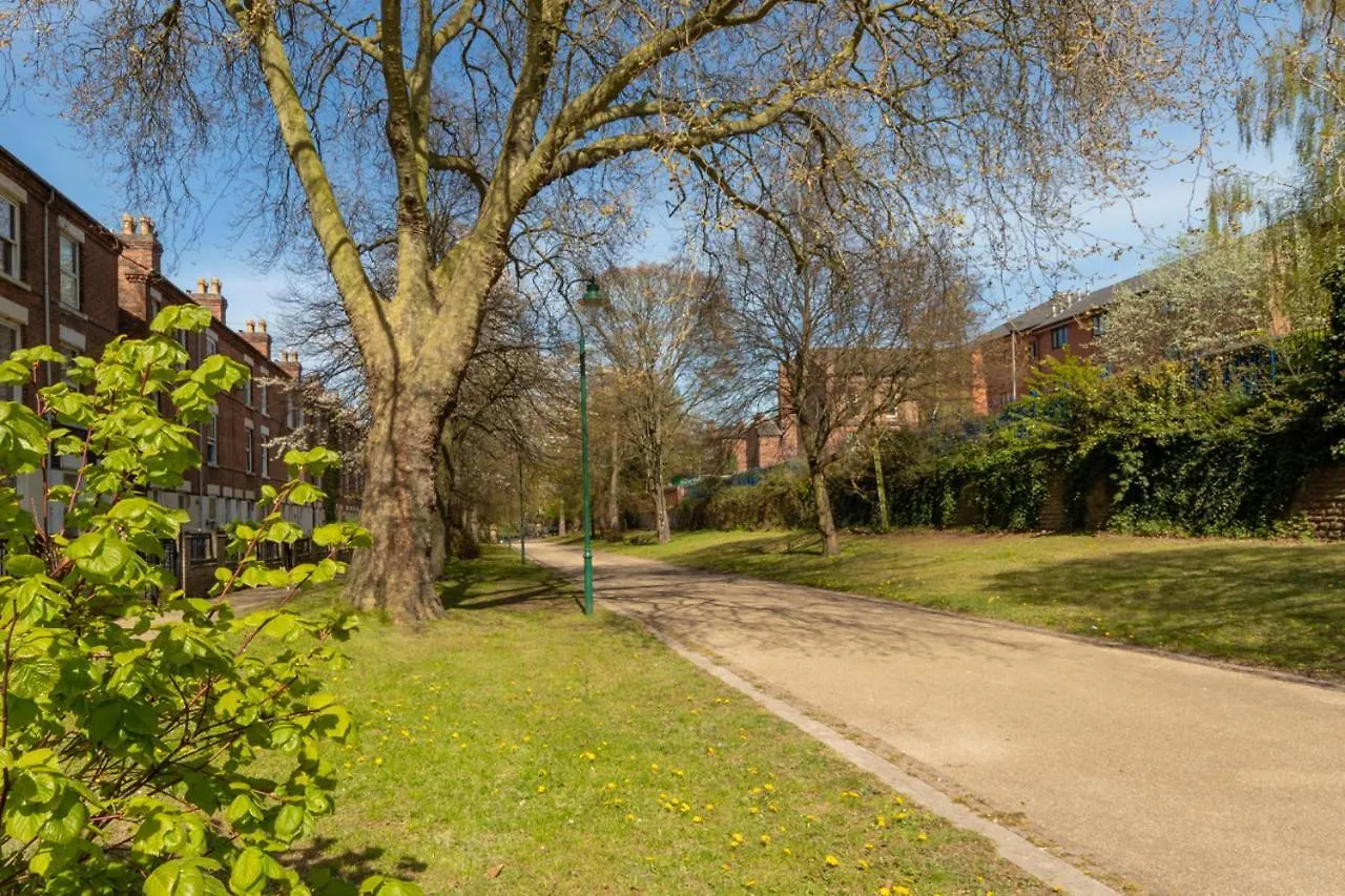 Limpenny Studio Apartment - Work Friendly And Outstanding Garden Studio Close To City Centre Nottingham