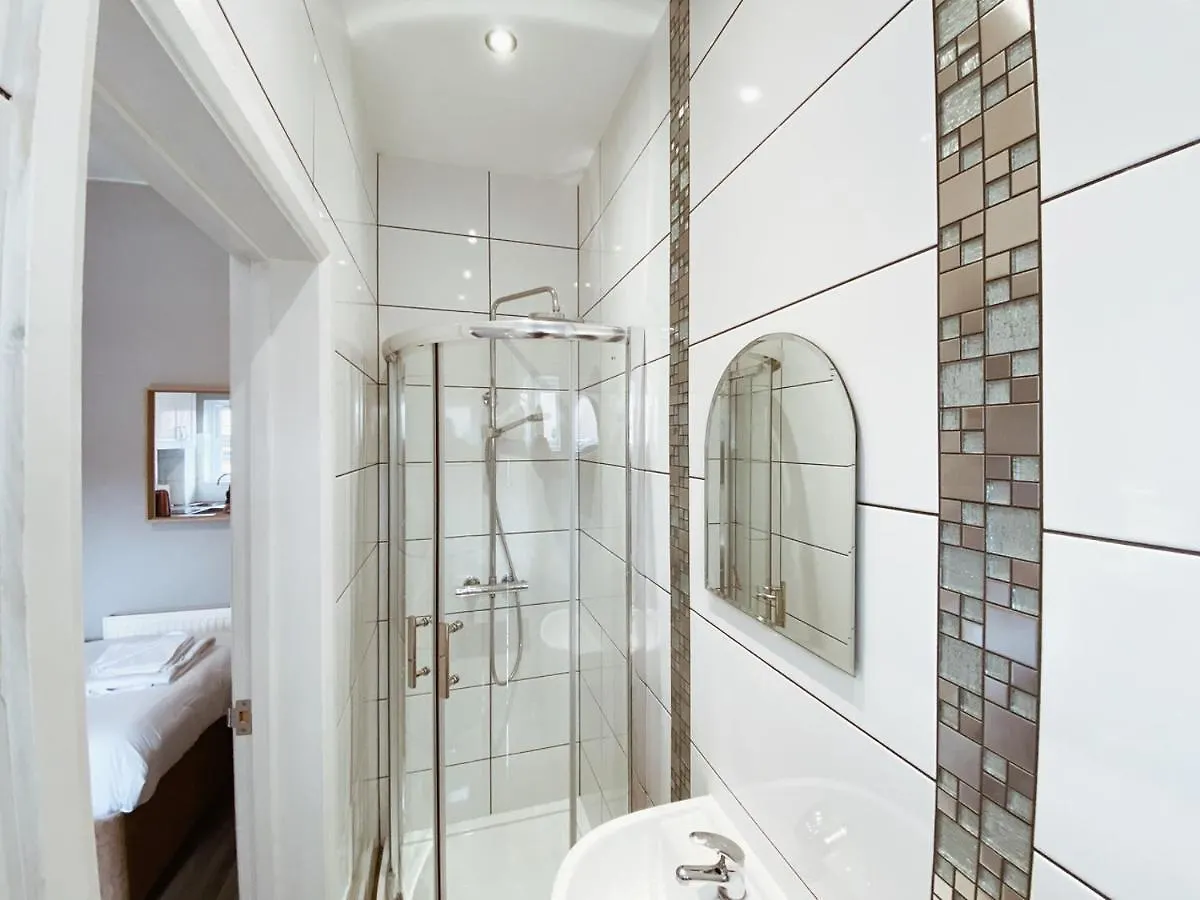 Limpenny Studio Apartment - Work Friendly And Outstanding Garden Studio Close To City Centre Nottingham Verenigd Koninkrijk